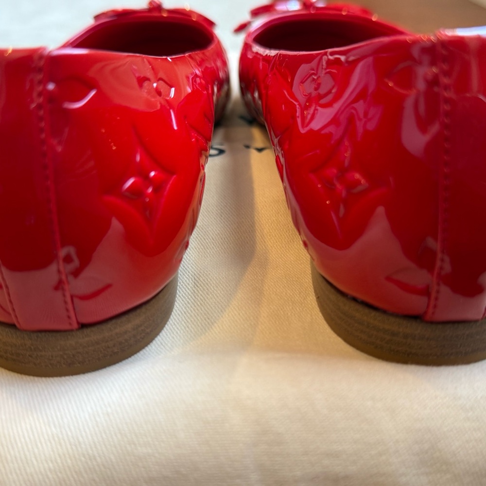 Louis Vuitton Red Flats with Glossy Finish - Picture 3 of 4